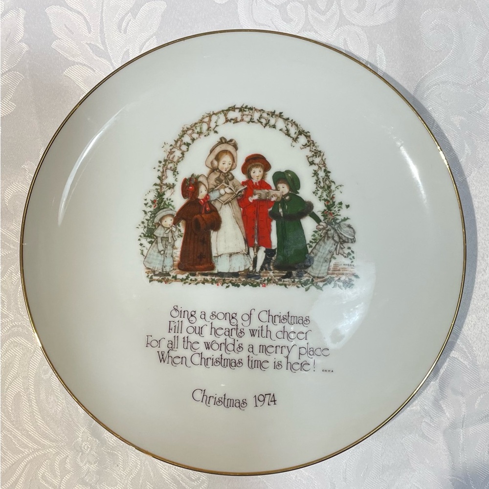 Vintage Christmas 10.5” Holly Hobby Decorative Plate